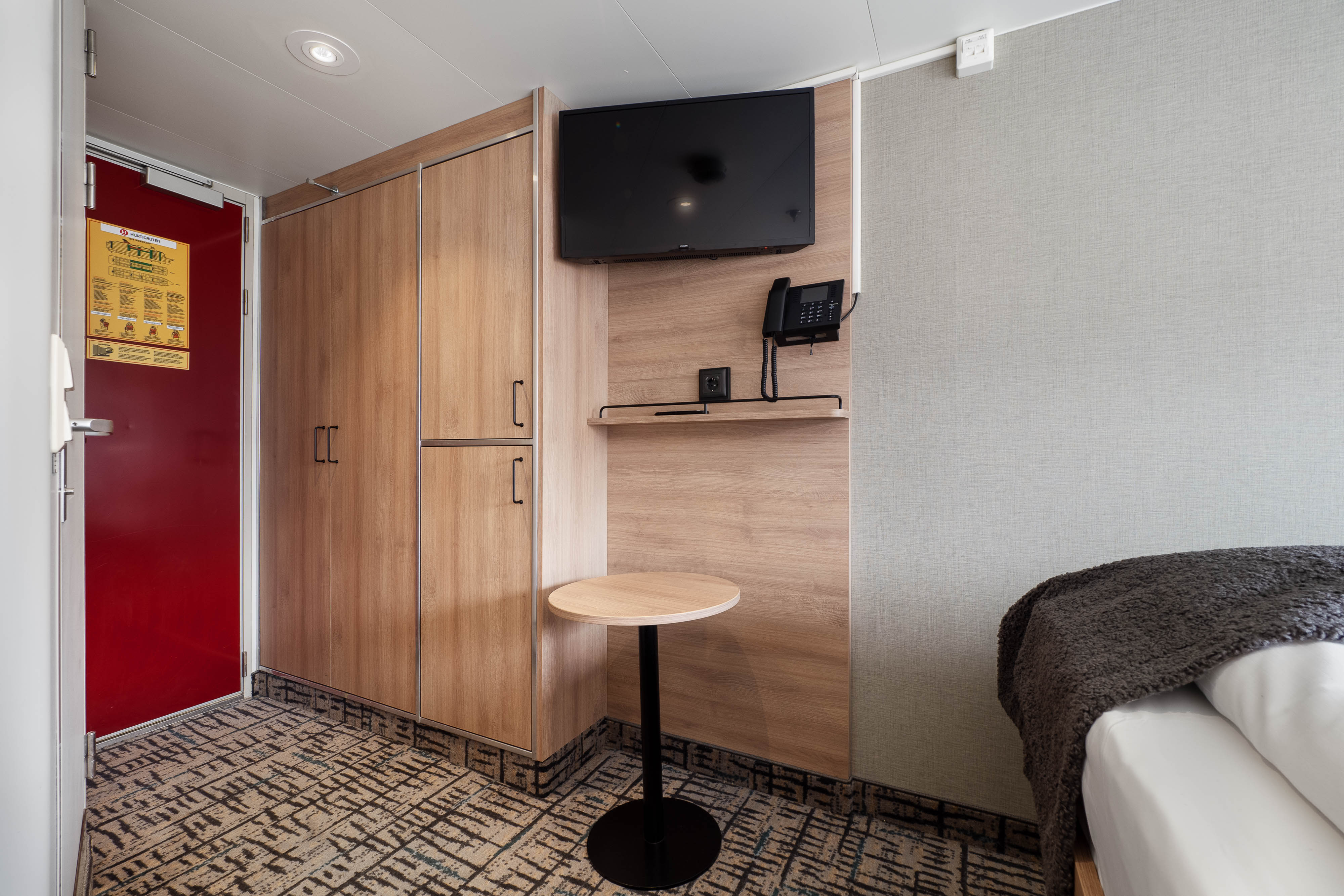 Polar Outside | Double on lower deck with window